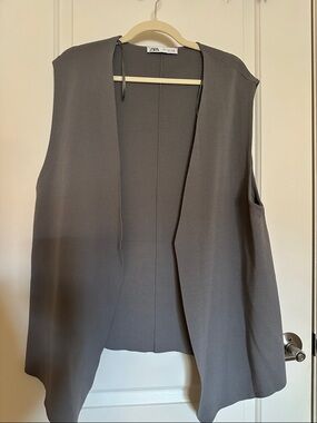 Zara Open-Front Sleeveless Vest in Grey